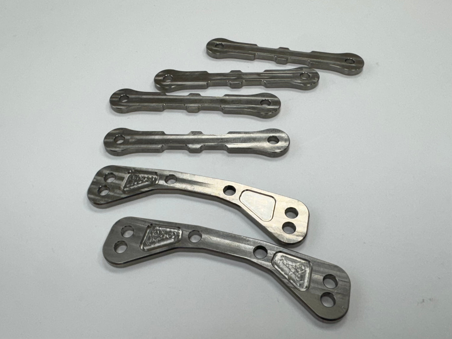 Titanium Hinge holders / Tie Bars- for Xmaxx & XRT